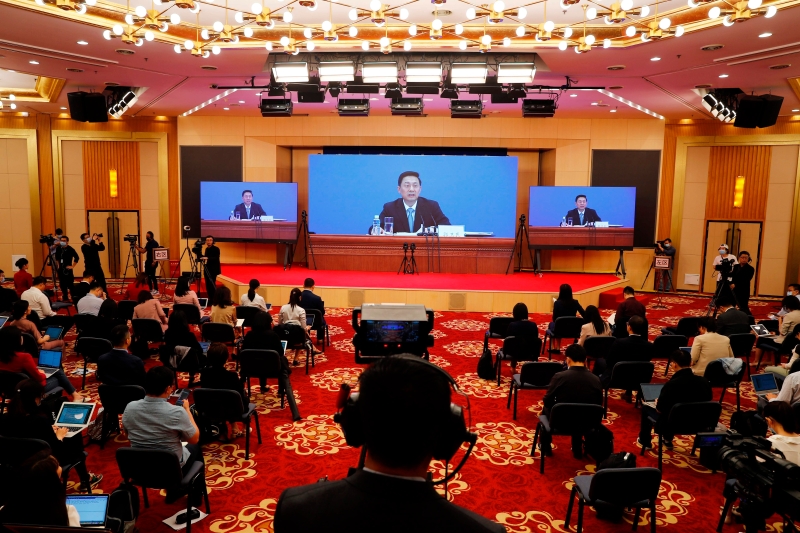 在北京梅地亚中心的中外记者出席全国政协发言人郭卫民的新闻发布会。（图：法新社）