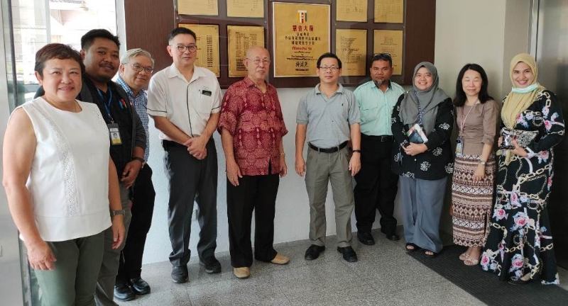 慧音社社长拿督庄耿康（左五起）、林唐欣及该社其他成员，于3月17日与槟岛3家医院血库负责人开会。