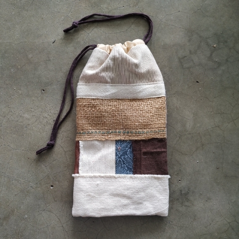 小布袋利用废弃布料缝制而成的小布袋，耐看又实用。