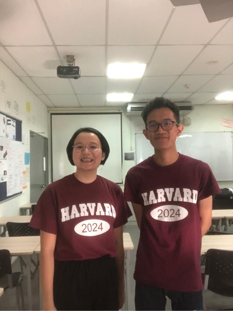 陈琪琪（左）和莫哈末阿奇将前往哈佛大学深造。