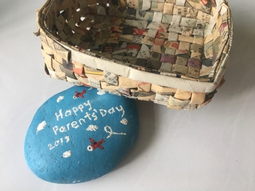 纸篮子和手绘石头傅秀娟大儿子和女儿给爸爸的父亲节礼物。