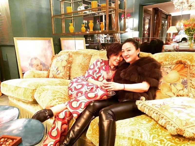 投资有道的刘嘉玲是圈中富婆，她去年邀请多位好友到其半山豪宅做冬，与甄楚倩在金黄色沙发合照时，左边她的大型肖像油画非常吸睛。