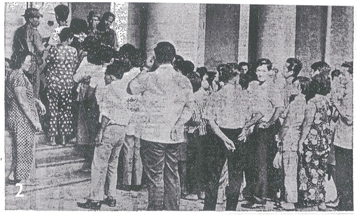 513之后市民在大会堂排队登记政府组屋。