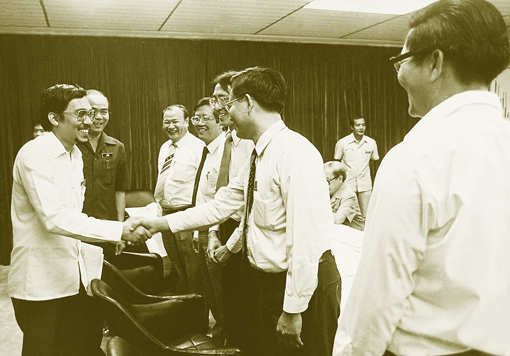 1983年隆雪华堂领导与安华交流。