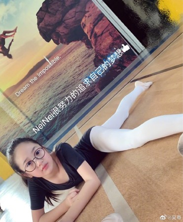 NeiNei自幼学习芭蕾舞，时常参加芭蕾舞比赛。