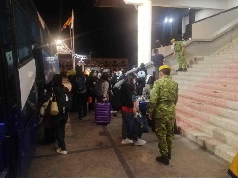 第4辆载送返乡学子的巴士抵达泗里街公民中心时已是入夜时分。