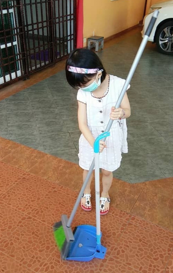 学前教育班六岁的余紫芯参与线上学习，完成扫地任务。