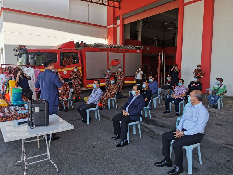 砂拉越消防及拯救局官员为短程巴士业者提供消毒工作的讲解。
