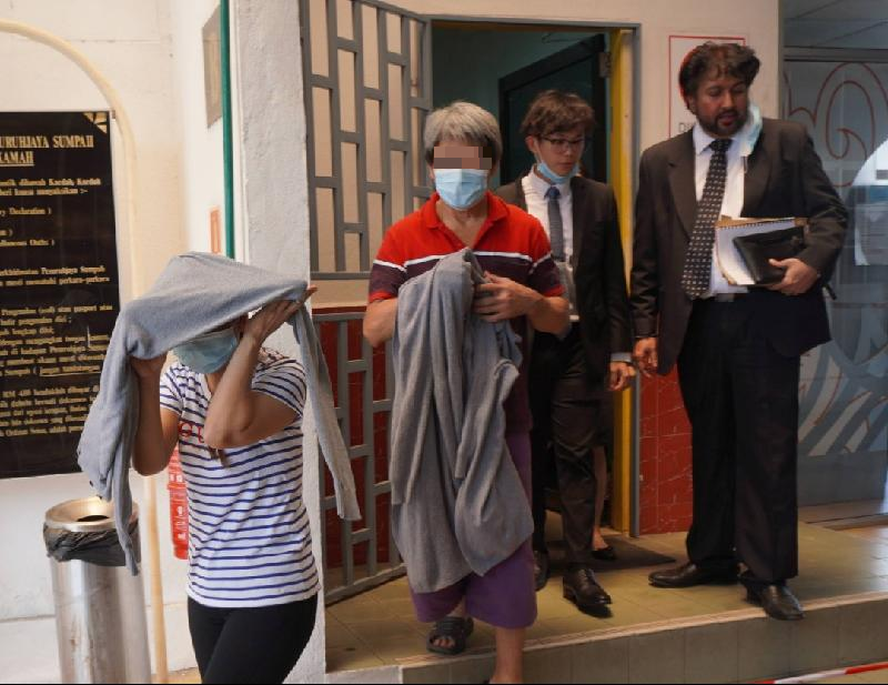 疑是仲介的夫妇(左一、二)在黄钰焙及柏吉陪同离开法庭,到亚娄警局办理保外。