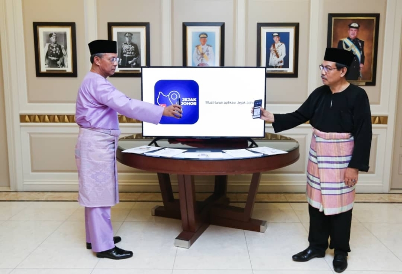 哈斯尼推介“柔佛足迹（Jejak Johor）”手机应用程式。右为依斯干达特区发展局首席执行员拿督依斯迈。
