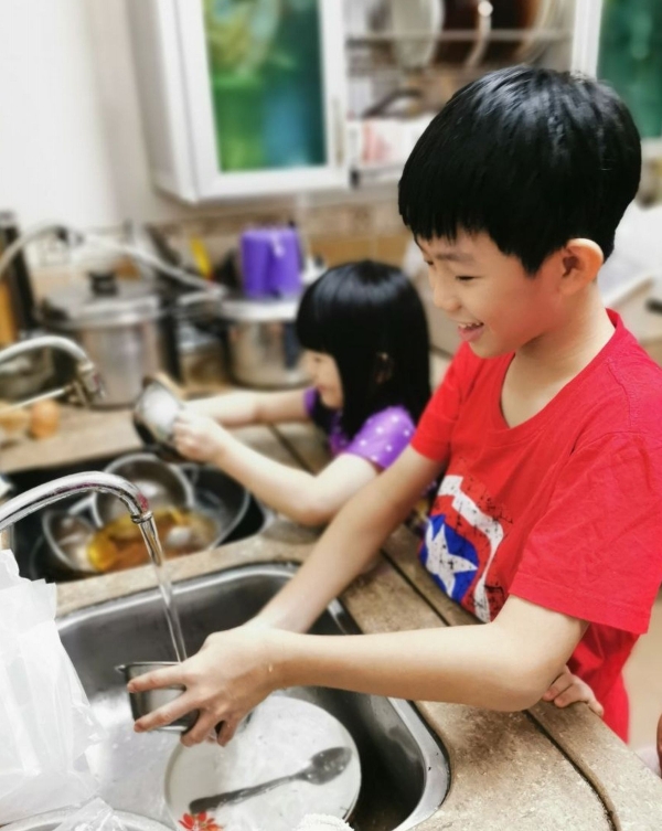 沈俊豪与靖䤴哥妹俩学习做家务，居在家在一起快乐学习。