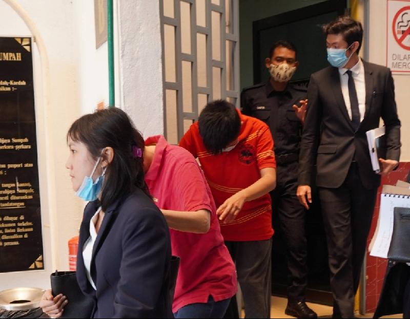 56岁妇女(左二起)及3个月大男婴的生母获释后,由律师陪同离开法庭。