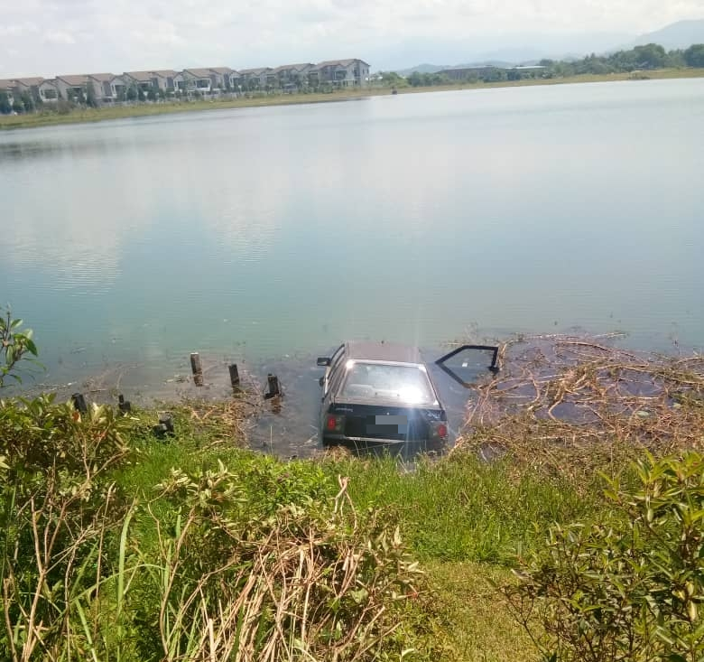 警方在湖内发现死者所乘的轿车。