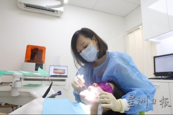 龚欣惠毕业后在大马的医院体系工作，因为机遇转到新加坡的牙医诊所，开启了截然不同的事业版图。