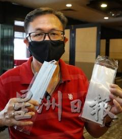 梁耿荣展示为食客提供存放口罩的透明塑胶袋。