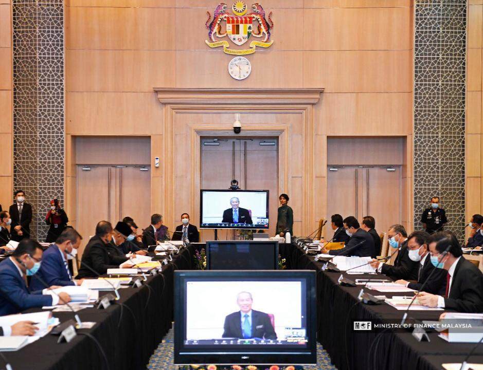 虽然开始隔离，慕尤丁（电视频幕中）昨天通过视讯方式主持2020年国家财政理事会会议，包括多位州务大臣以及首席部长都出席。