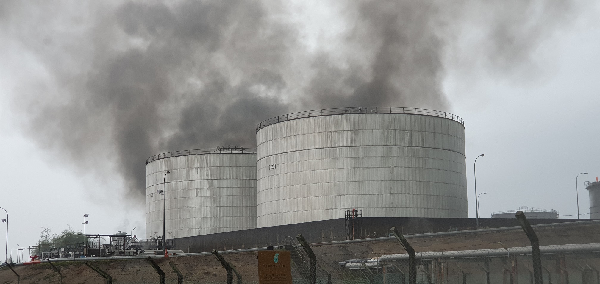 疑似被雷劈中油槽，波徳申恒源炼油工厂发生火灾。