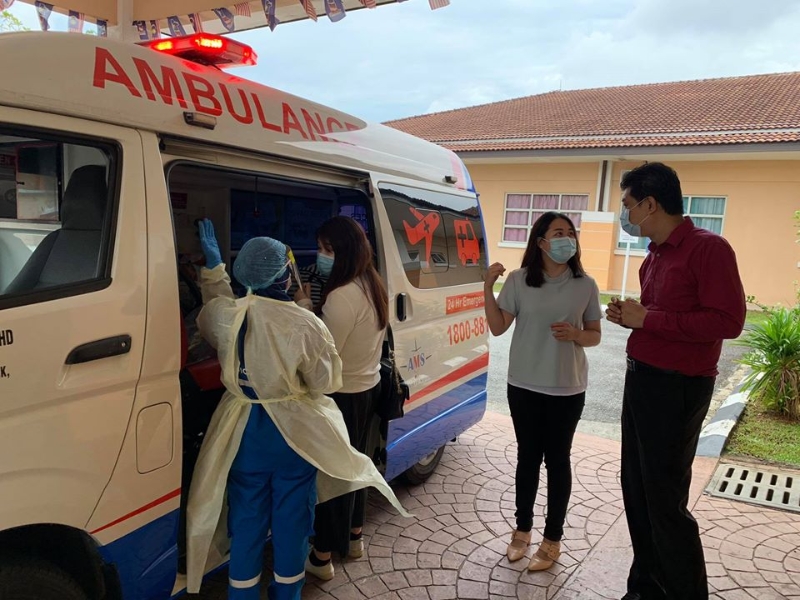 曾笳恩（右起）与廖彩彤陪同病患的女儿到医院，了解医疗团队的载送事宜。