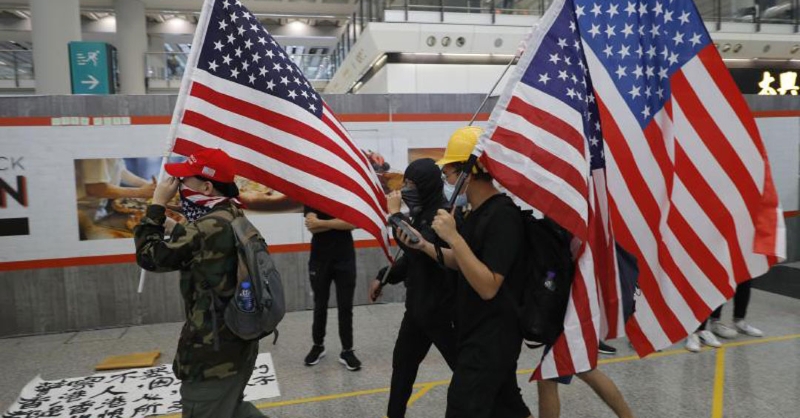 在反修例集会期间，不时可见有示威者挥舞着美国国旗。