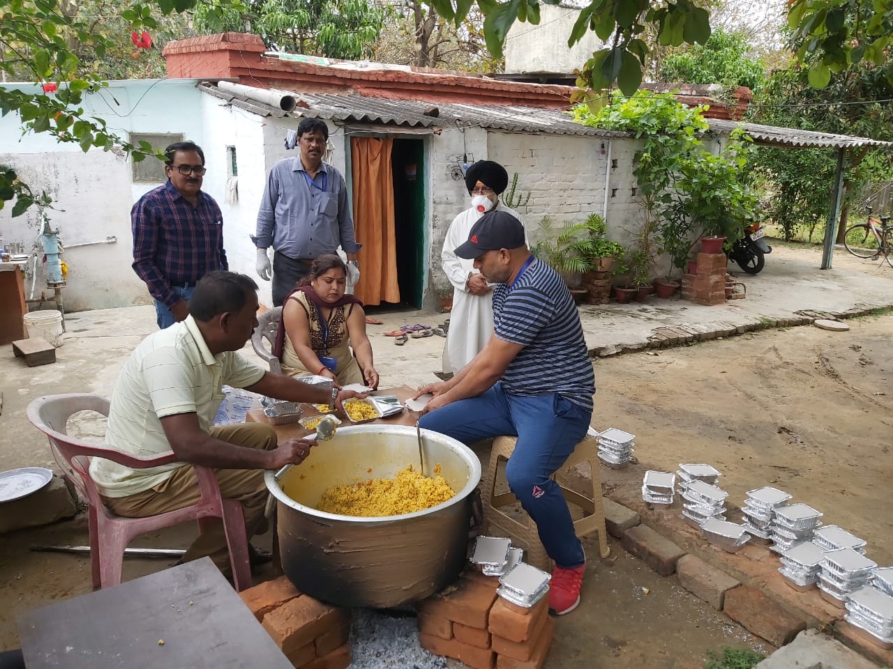 KK集团在印度加尔各答的便利超市员工准备食物，派发给当地的赤贫社群及流浪人士。