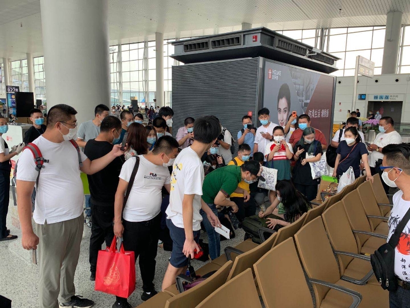 蔡卓宜现身广州机场，一一与粉丝签名，十分亲民。