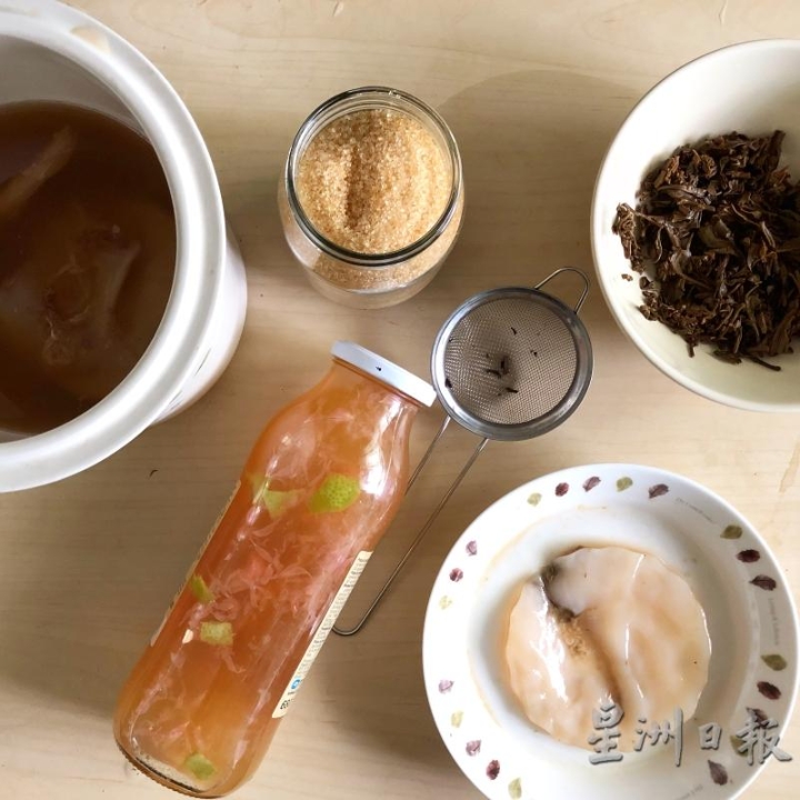 制作Kombucha的材料简单，分别是（上排左起）原味Kombucha、糖（有机蔗糖最佳）、茶叶（纯绿茶、红茶皆可）及SCOBY（右下角)。有意自制Kombucha请上网搜索详细做法。