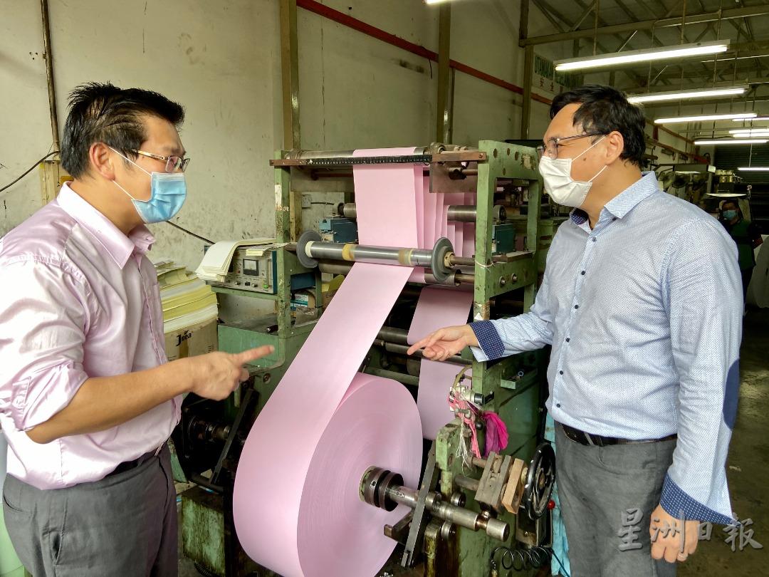 林万锋（左）聆听黄俊佳（右）分享该公司在政府奖掖计划的帮助下，成功开展国际电子商务的业务。