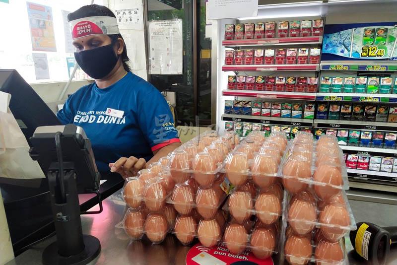 威南一家油站从本月21日至23日推出送鸡蛋优惠，添足30令吉就可获得10个鸡蛋，每天限量800个。