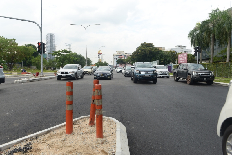 甲洞大街从吉隆坡转入富城园及富德盛路口，路中央的安全岛并不明显，频频酿交通意外。