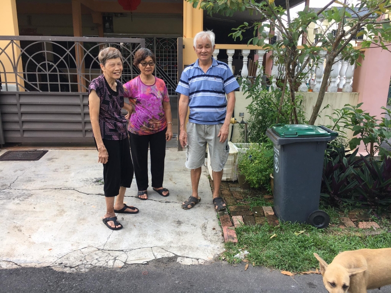 陈琼凤（左起）、刘亚妹及彭权坤指出，街坊邻居均收到臭味影响，困扰已久。