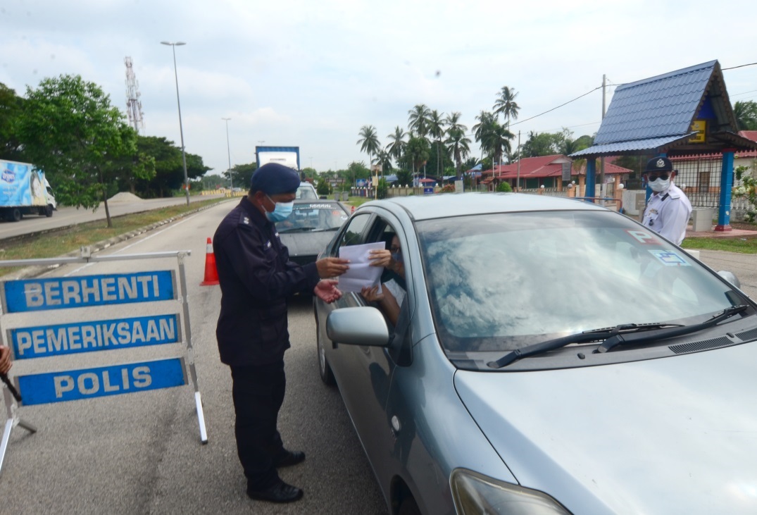 设立在东甲县吉双的柔甲边界路障检查严谨，警方仅允许持有准证的上班族或运输车辆通行。