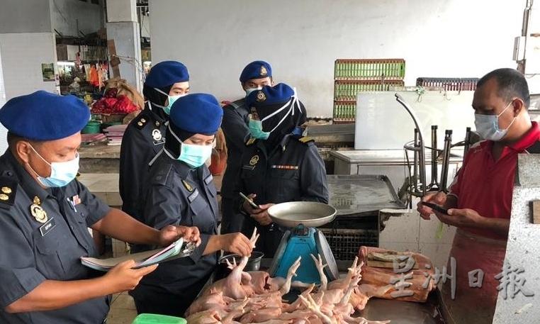 麻坡贸消局主任法芝丽雅娜（左二）率领执法人员，突击检查大马路巴刹的鸡贩摊。（图：星洲日报）