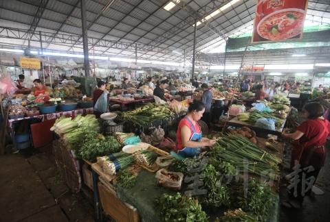 Tong Khan Kam早菜市场：这个菜市场是由地主自建，不隶属市议会管辖。按照一般程序，地主依然得向政府申请执照，确保一个地区不会出现两三个菜市场。中间区域绝大部分是由寮国人早期租下或买断的档口，后期加入的小贩只能租下位于菜市场边缘的店铺，租金自然比档口更贵。
