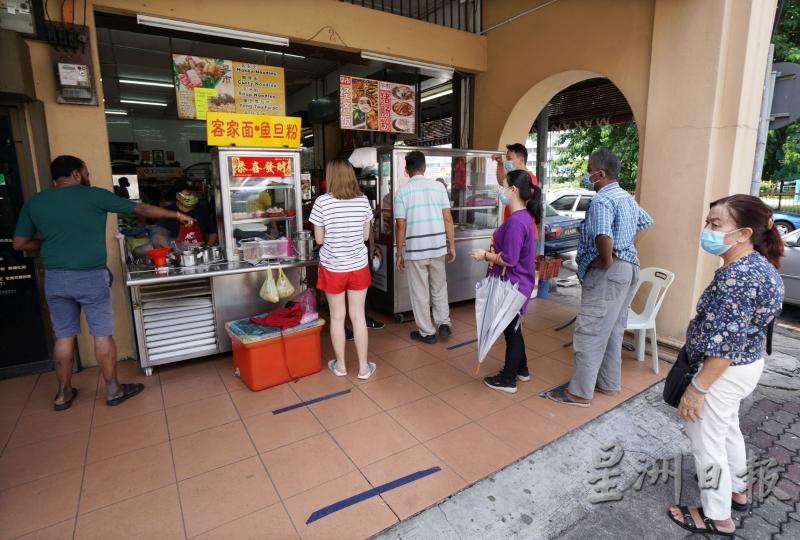 旧街场南香茶餐室未恢复堂食服务，顾客们继续排队打包食物。