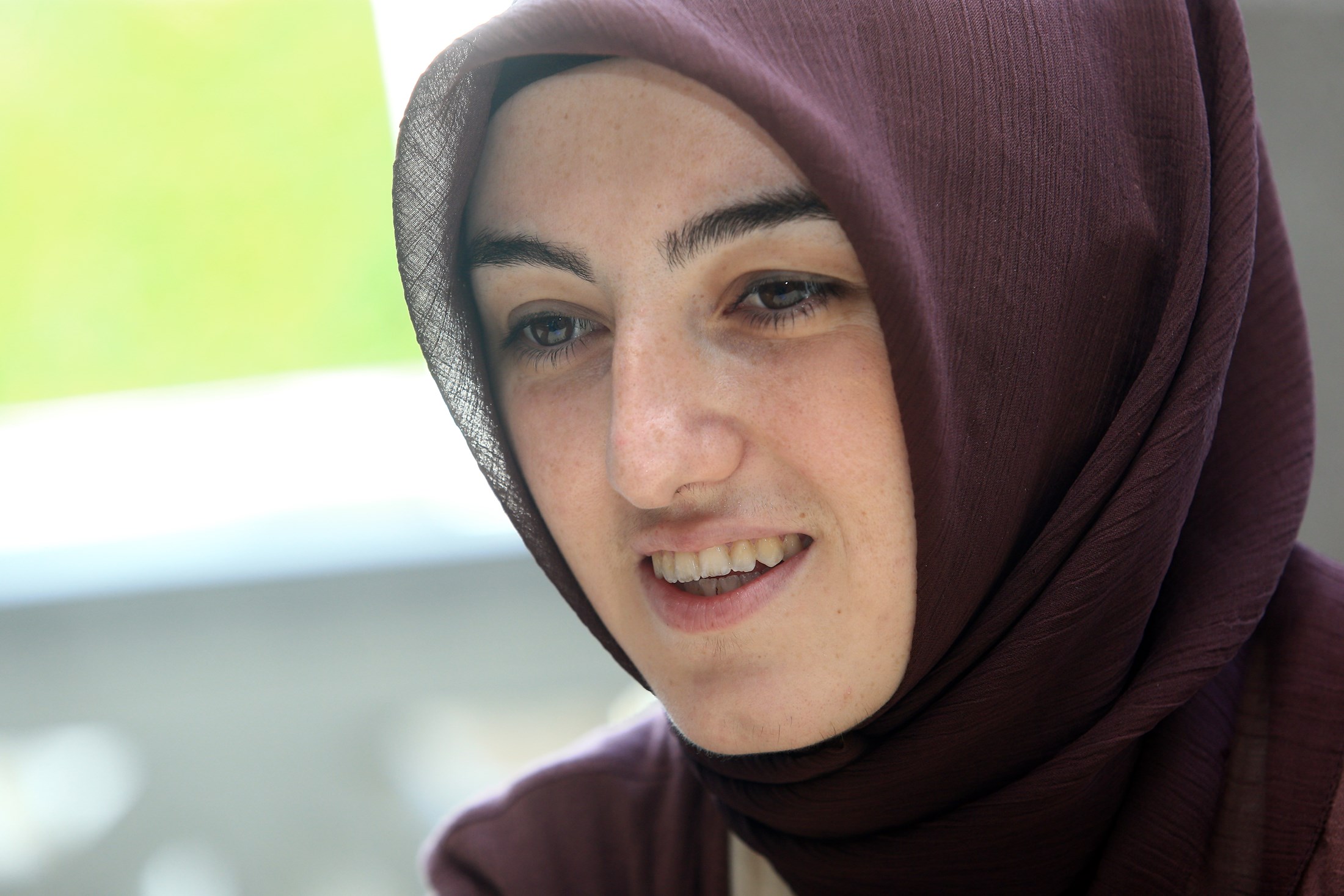 來自土耳其的Esra Cifci，目前在馬來西亞國際伊斯蘭大學修讀博士課程。她的博士論文研究了伊斯蘭教與中華哲學的比較。