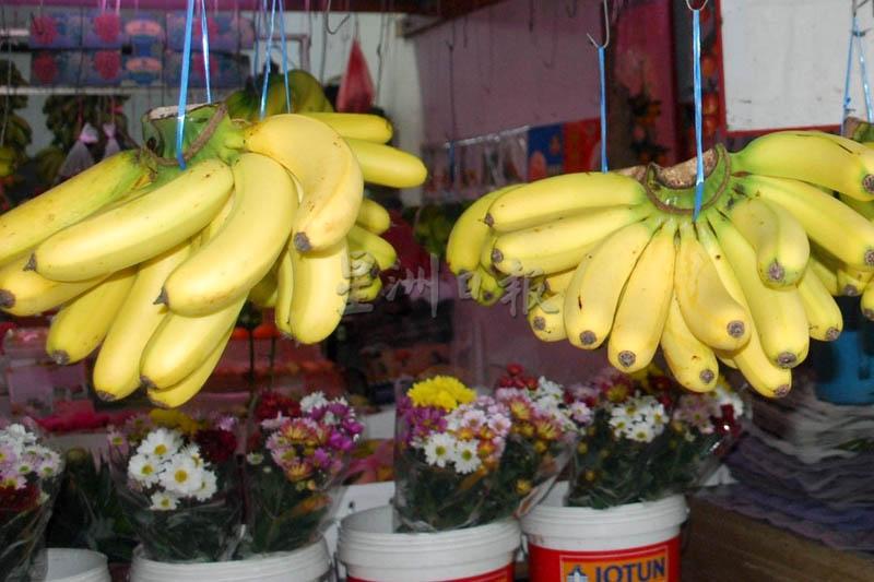 红肉蕉是广受受欢迎的本地水果。