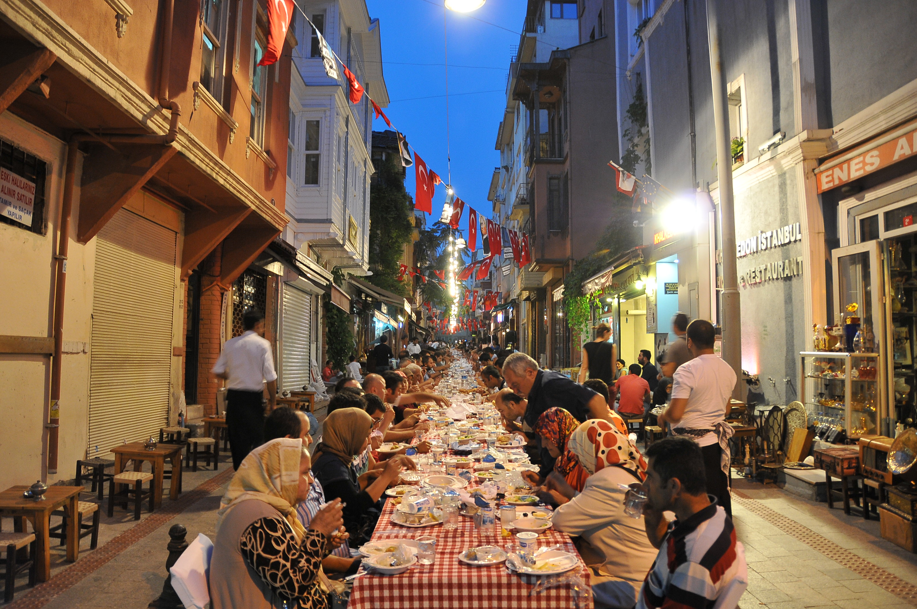 伊斯坦堡街上的開齋飯，齋戒月前一兩天會有免費的開齋飯提供給大眾。
