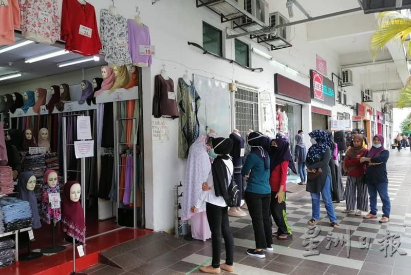 适逢开斋节在即，马来服装店外也出现许多顾客人潮。（图：星洲日报）