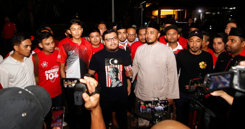 土团党青年团中委莫哈末法欣（左四）当晚率领逾50名土团党青年团成员，到首要领导基金会外给予马哈迪支持。