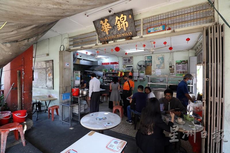 以新加坡游客为主要客源的咖啡店，如今只能依赖附近的上班族光顾。（图：星洲日报）