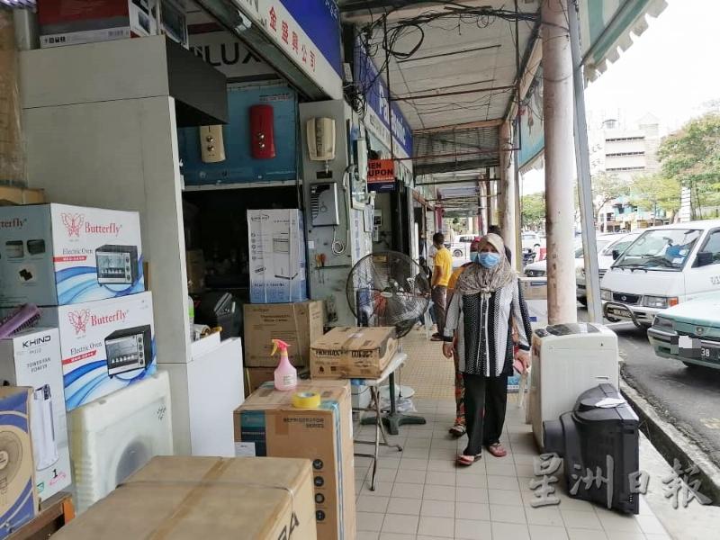 马来民众在最近两三天勤逛家具店及电器行，趁佳节枪前添购新的家具及家庭电器。（图：星洲日报）