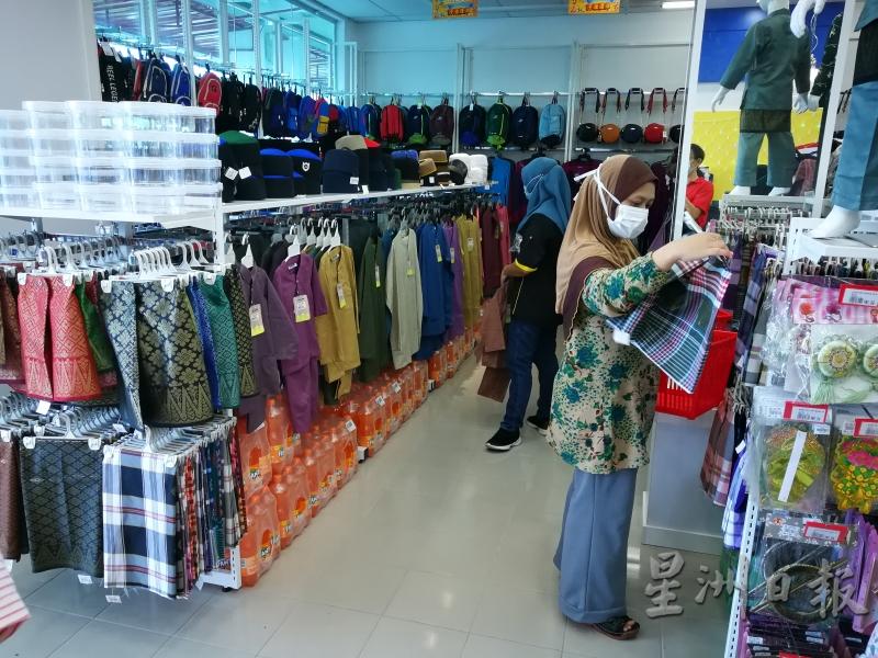 马来妇女趁开斋节前选购服装。（图：星洲日报）