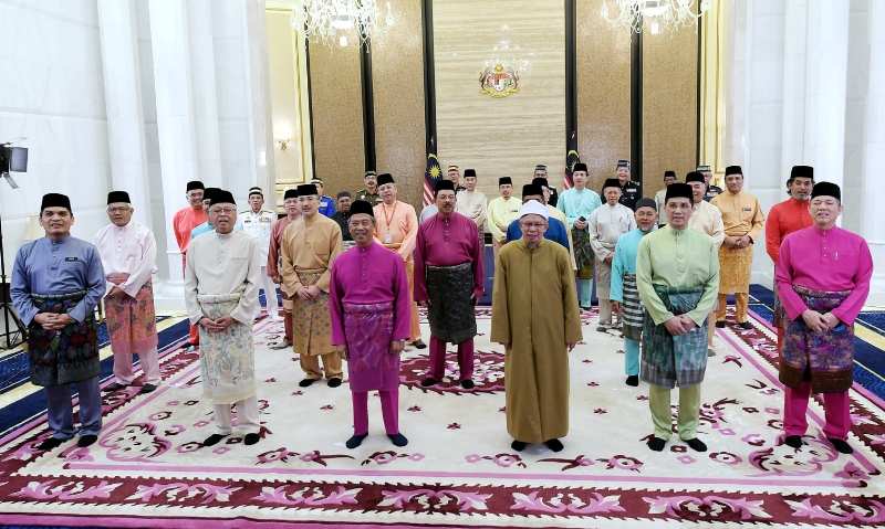 慕尤丁（左三）早前在首相署预录完开斋节献辞后，与一众内阁部长祝人民开斋节快乐。