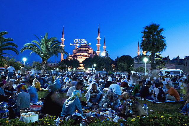 人們會在大清真寺的花園裡分享食物給旁邊的人，哪怕對方是陌生人。