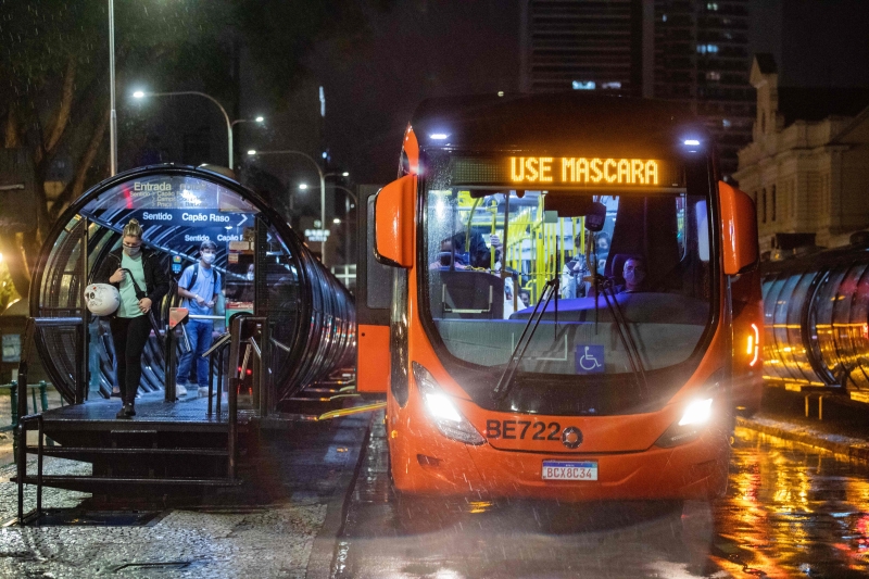 巴西库里提巴市的公共巴士打出“戴口罩”的字样。（图：法新社）