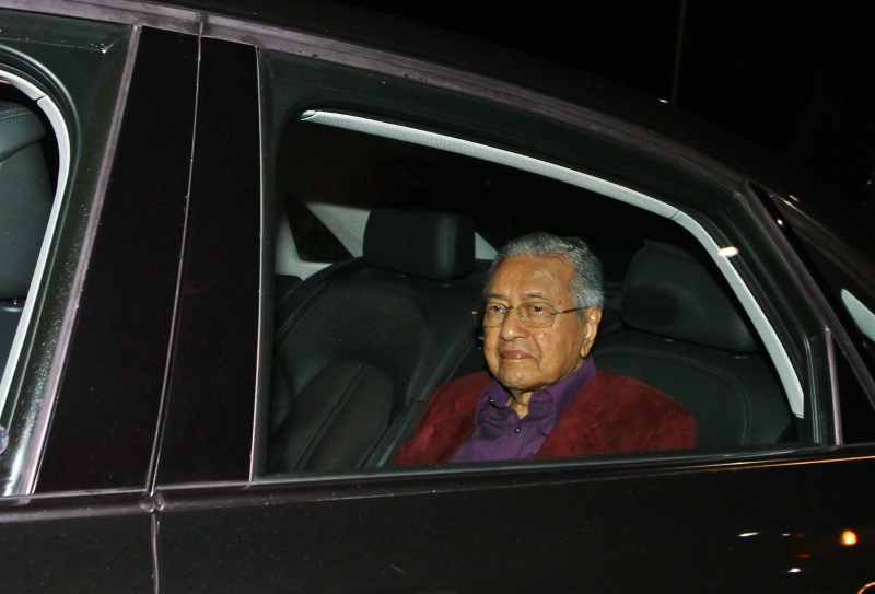 马哈迪当晚抵达首要领导基金会出席希盟主席理事会会议时，神色凝重，并没有向驻守在场的媒体记者们打招呼。