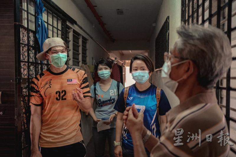 义工团队正在了解受惠者的家庭状况。左一为谢光汉；右二为徐梅梅。