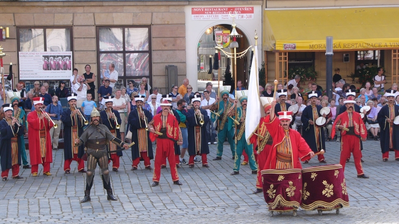 街上演奏的梅赫特爾軍樂隊（Mehter Army Band）演出，他們演奏一些土耳其的傳統音樂。梅赫特爾（Mehter）是世界上最早組建的軍樂隊，代表的是18世紀奧斯曼帝國時期的軍樂隊。