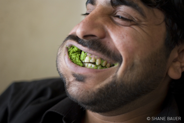 一名男子嚼卡特（Qat），又稱“阿拉伯茶葉”含輕度麻醉物質，將新鮮卡特葉放在口中反复咀嚼吸取汁液，富含的類麻黃鹼類物質能刺激人腦，會產生中樞興奮作用。（網絡照片）