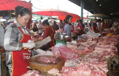 包久生说，过往与寮国猪肉贩买肉得经过一番争执，如今猪肉贩已“摸清”他的要求。